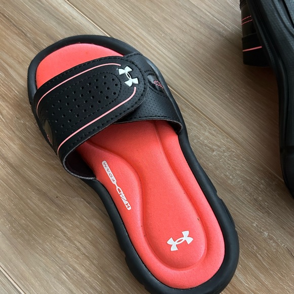NWOT Girls Ignite Under Armour slides - Picture 7 of 8
